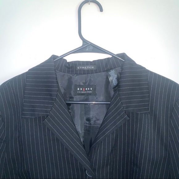 Axcess ‘a Liz Claiborne company’pin stripped shirt - Picture 3 of 6